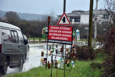 Yol Kenarina Atilan Çöpleri Bakin Ne Yapti