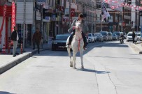 Konya'da Caddede Atla Gezintiye Çikti Haberi