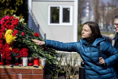 Rusya'daki Konser Saldirisinda Ölenler Çiçeklerle Aniliyor