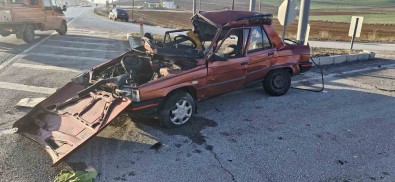 Çorum'da Otomobil Ile Kamyon Çarpisti, Sürücü Hayatini Kaybetti