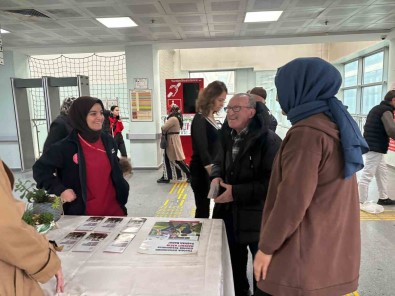 Geriontologlar Bilgilendirme Standi Açti