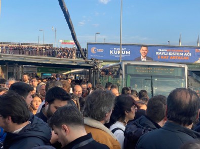 İstanbulluların çilesi bitmiyor! Yine metrobüs yine arıza