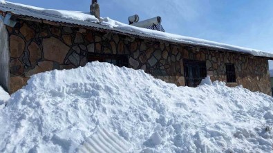 Karliova'da Günlerdir Etkili Olan Kar, Tek Katli Evleri Kara Gömdü
