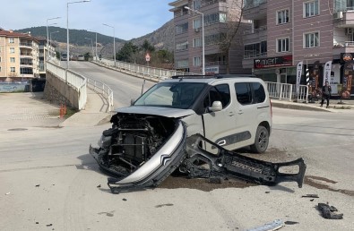 Otomobille Hafif Ticari Araç Kavsakta Çarpisti Açiklamasi Kaza Ani Kamerada