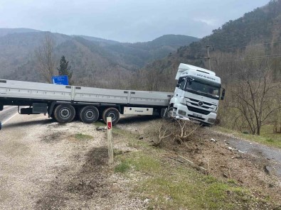 Tir Sarampole Yuvarlanmaktan Son Anda Kurtuldu