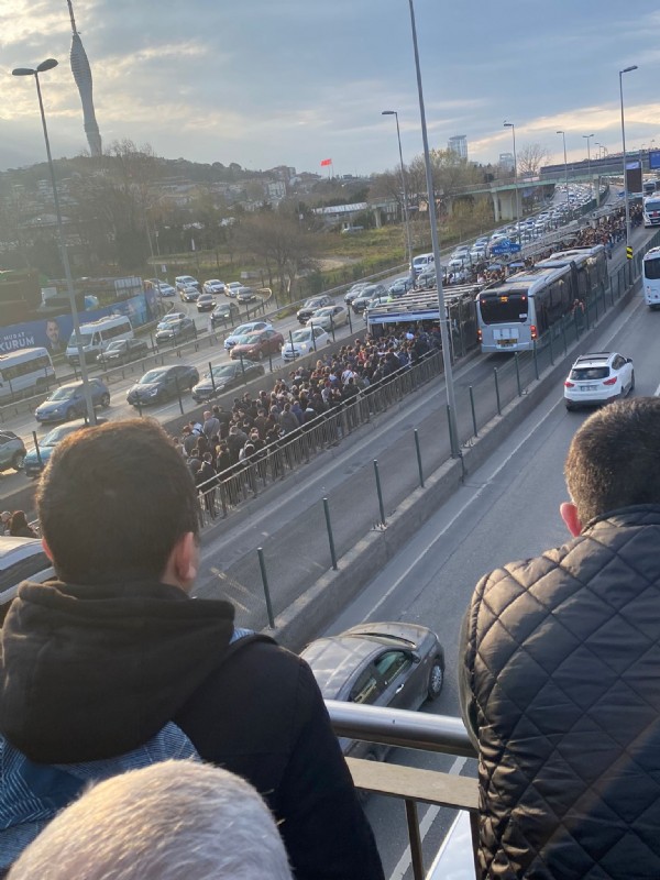 İstanbulluların çilesi bitmiyor! Yine metrobüs yine arıza