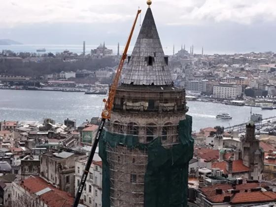 Galata Kulesi'nde dikkat çeken görüntü: Yeşile döndü