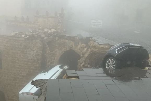 Mardin’de yol çöktü: 2 araç evin avlusuna düştü!