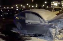 Antalya'da 2 araç kafa kafaya çarpıştı: 4 kişi yaralandı