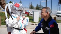 Astronot Kiyafetli 5 Yasindaki Mira, Alper Gezeravci'yi Türk Bayragiyla Karsiladi
