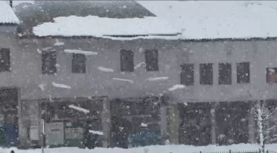Bitlis'te Çatida Biriken Kar Çig Gibi Düstü