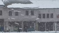 Bitlis'te Çatida Biriken Kar Çig Gibi Düstü Haberi