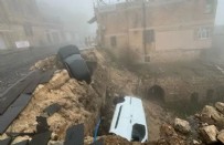 Mardin’de yol çöktü: 2 araç evin avlusuna düştü! Haberi