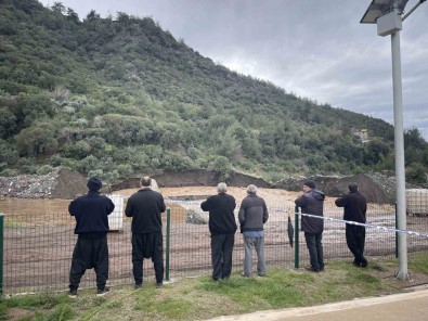 Osmaniye'de Dere Kenarinda Bulunan Toprak Yol Çöktü