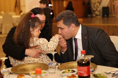 Vali Aslan Koruma Altindaki Çocuklarla Iftar Yapti