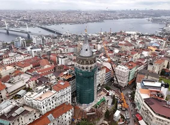 Galata Kulesi'nde dikkat çeken görüntü: Yeşile döndü