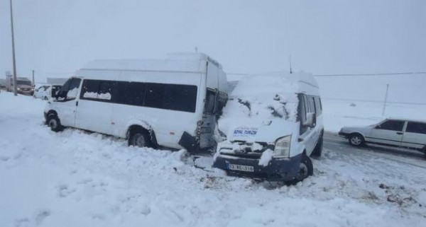Bitlis'te zincirleme kaza! 10 araç birbirine girdi: 16 yaralı var!