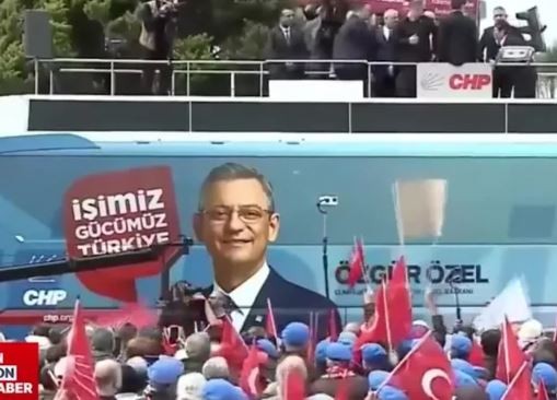 CHP mitinginde tepki çeken anlar; Mikrofonu açık unutunca…