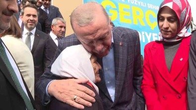 Cumhurbaskani Erdogan, Miting Sonrasi Yasli Teyze Ile Sohbet Etti