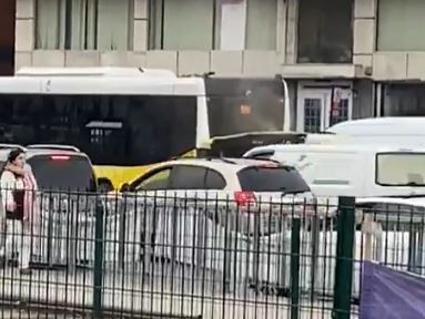 İstanbul'da klasikleşen görüntü! İETT otobüsü dumanlara teslim oldu!