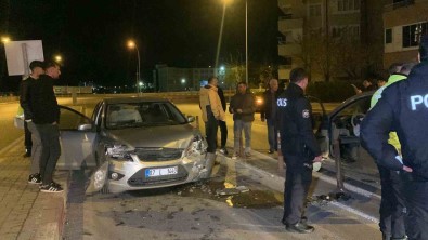 Karaman'da 2 Otomobil Kafa Kafaya Çarpisti Açiklamasi 2 Yarali