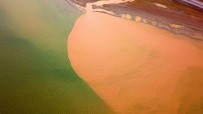 Sel Sulari Van Gölü'nü Kahverengiye Boyadi