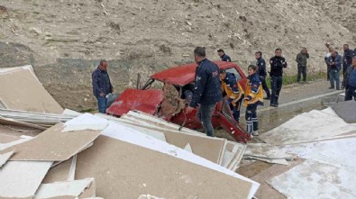 Sivas'ta TIR'ın yükü otomobilin üzerine devrildi: 1 ölü 4 yaralı