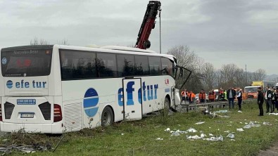 Tirla Çarpisan Otobüs Refüje Çikti Açiklamasi 1'I Agir 15 Yarali