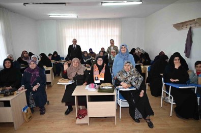 Yalova'da 'Ögrenmenin Yasi Yok' Diyen Kadinlar Artik Okur-Yazar