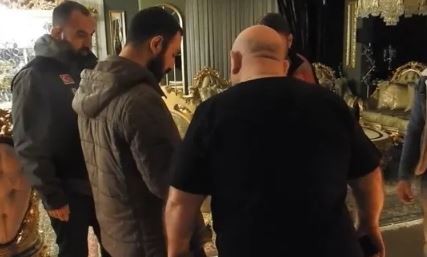 Yurtdışından kredi vaadi ile kandırıp ipotekli mallara el koydular