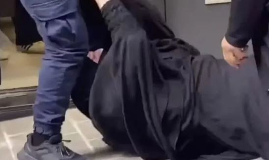 İstanbul’da çarşaflı kadına saldırı: Yerlerde sürükledi, darp etti…