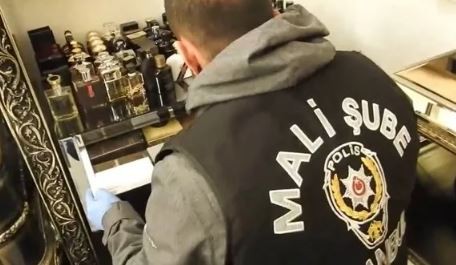 Yurtdışından kredi vaadi ile kandırıp ipotekli mallara el koydular