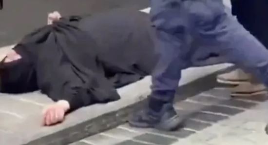 İstanbul’da çarşaflı kadına saldırı: Yerlerde sürükledi, darp etti…