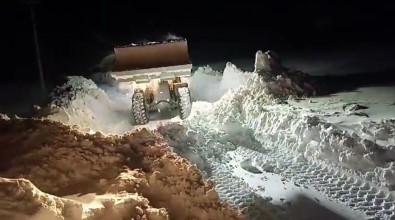 Adilcevaz'da Karla Mücadele Çalismasi Devam Ediyor