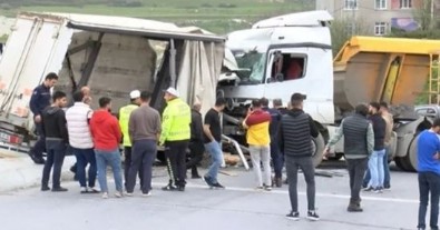 Başakşehir'de dehşet! Hafriyat kamyonları çarpıştı