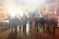 Baskan Pekmezci'ye Vatandaslardan Sevgi Gösterisi Açiklamasi Mahalleli Pekmezci'yi Mesalelerle Karsiladi