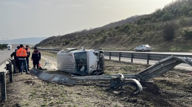 Kontrolden Çikan Hafif Ticari Araç Bariyerleri Yerinden Söktü Açiklamasi 1 Yarali