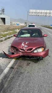 Konya'da Otomobil Kaldirima Çarpti Açiklamasi 5 Yarali