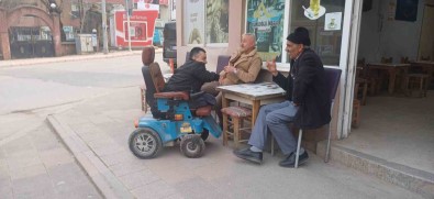 Tekerlekli Sandalyesiyle Kapi Kapi Gezip Oy Istiyor