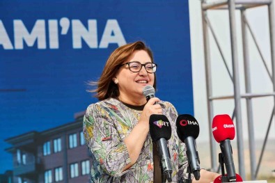 Gazi Konut'un Yapimini Tamamladigi 500 Konut Hak Sahiplerine Teslim Ediliyor