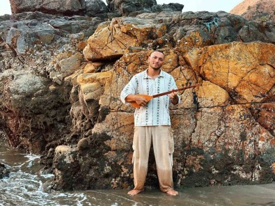 Polisligi Birakip Dünya Turuna Çikti, Malezya'da Kaçirildi 13 Saat Dehseti Yasadi