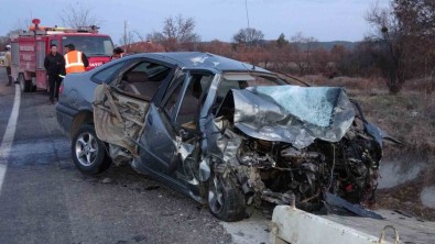 Usak'ta Iki Otomobil Kafa Kafaya Çarpisti Açiklamasi 1 Ölü, 2 Yarali