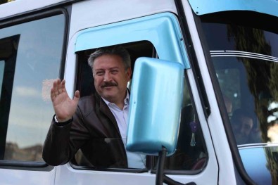 Baskan Palancioglu Klasik Araçlarla Bayram Havasinda Seçim Turu Atti