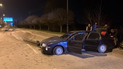 Iki Agaci Kökünden Söken Otomobil, Karsi Seride Uçtu Açiklamasi Sürücünün Burnu Bile Kanamadi