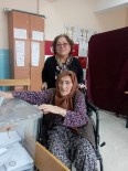 94 Yasindaki Yasli Kadin Tekerlekli Sandalyeyle Oy Kullandi
