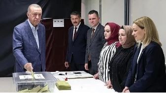 Başkan Erdoğan İstanbul Saffet Çebi Ortaokulu'nda oyunu kullandı