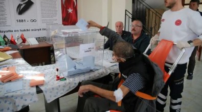Edirne'den Kars'a sandık manzaraları: Hastalar oy kullanmaya ambulansla gitti