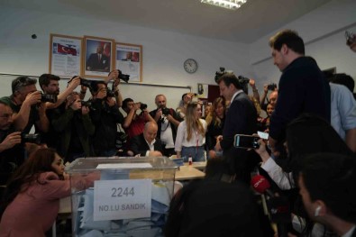 IBB Baskan Adayi Ekrem Imamoglu, Oyunu Ailesiyle Birlikte Kullandi