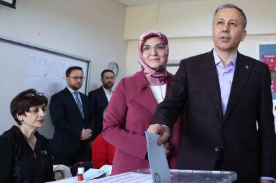 Içisleri Bakani Yerlikaya, Ankara'da Oyunu Kullandi