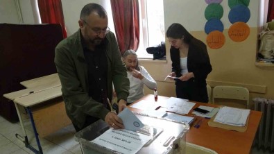 Isparta'da Seçmenler Oy Kullanmaya Basladi
